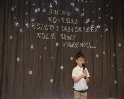 dzieci śpiewający kolędy i pastorałki podczas konkursu