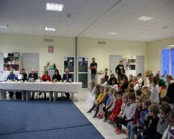 dzieci śpiewający kolędy i pastorałki podczas konkursu