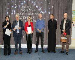 dzieci śpiewający kolędy i pastorałki podczas konkursu