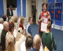 dzieci przedstawiają inscenizację z okazji dnia babci i dziadka