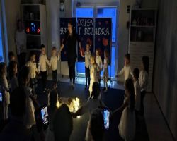 dzieci przedstawiają inscenizację z okazji dnia babci i dziadka