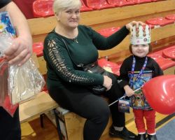 zdjęcia dzieci i dorosłych podczas finału WOŚP