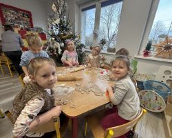 dzieci i dorośli podczas przygotowywania pierniczków