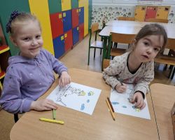 dzieci poznają właściwości wody