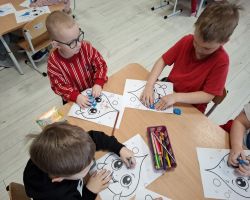 dzieci poznają właściwości wody