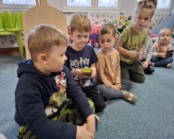 dzieci poznają właściwości wody