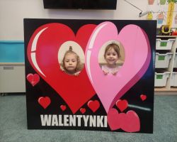 dzieci podczas obchodów walentynek