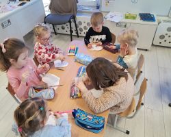 dzieci obchodzą Walentynki
