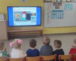 dzieci podczas obchodów dnia bezpiecznego internetu