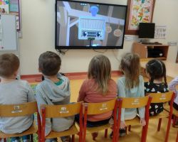 dzieci podczas obchodów dnia bezpiecznego internetu