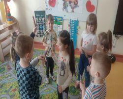dzieci obchodzą walentynki