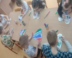 dzieci obchodzą walentynki