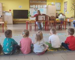 dzieci podczas zajeć o dinozaurach