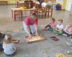 dzieci podczas zajeć o dinozaurach