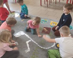 dzieci podczas zajeć o dinozaurach