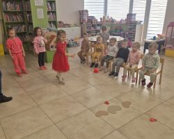 dzieci i bibliotekarka podczas zajęć w bibliotece