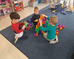 dzieci uczestniczą w zajęciach kierowanych