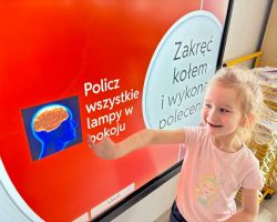 dzieci uczestniczą w zajęciach kierowanych