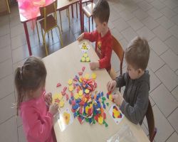 dzieci uczestniczą w zajęciach kierowanych