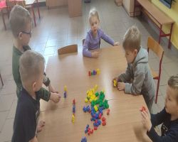 dzieci uczestniczą w zajęciach kierowanych