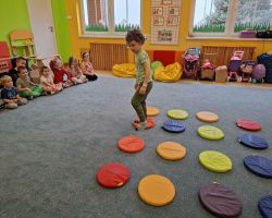 dzieci uczestniczą w zajęciach kierowanych