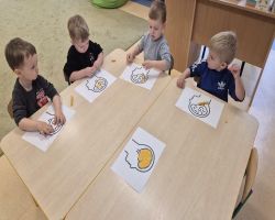 dzieci uczestniczą w zajęciach kierowanych