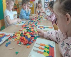 dzieci uczestniczą w zajęciach kierowanych