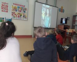 dzieci obchodzące dzień książki