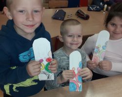 dzieci obchodzące dzień książki