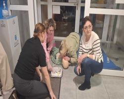 pracownicy podczas szkolenia z pierwszej pomocy