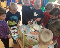 dzieci obchodzące dzień książki