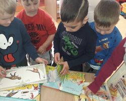 dzieci obchodzące dzień książki