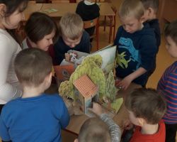 dzieci obchodzące dzień książki