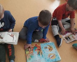 dzieci obchodzące dzień książki