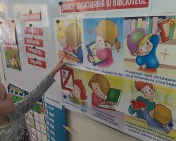 dzieci obchodzące dzień książki