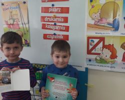 dzieci obchodzące dzień książki