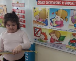 dzieci obchodzące dzień książki