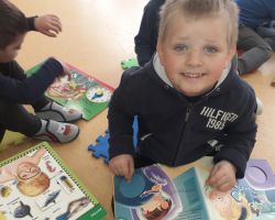 dzieci obchodzące dzień książki