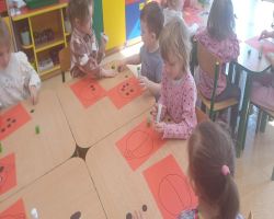 dzieci wykonują zadania matematyczne