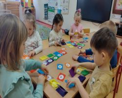 dzieci wykonują zadania matematyczne