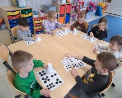 dzieci wykonują zadania matematyczne