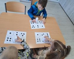 dzieci wykonują zadania matematyczne