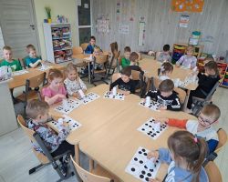 dzieci wykonują zadania matematyczne