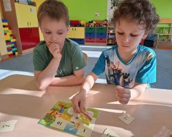 dzieci wykonują zadania matematyczne