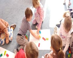 dzieci wykonują zadania matematyczne