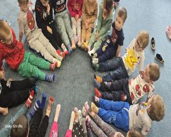 dzieci podczas obchodzą święto Dzień kolorowej skarpetki