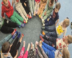 dzieci podczas obchodzą święto Dzień kolorowej skarpetki