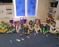 dzieci podczas obchodzą święto Dzień kolorowej skarpetki