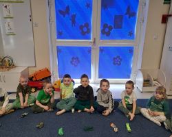 dzieci podczas obchodzą święto Dzień kolorowej skarpetki