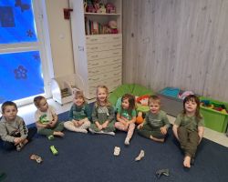 dzieci podczas obchodzą święto Dzień kolorowej skarpetki